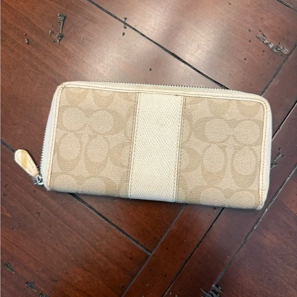Coach Beige Monogram Wallet Used - Picture 2 of 4